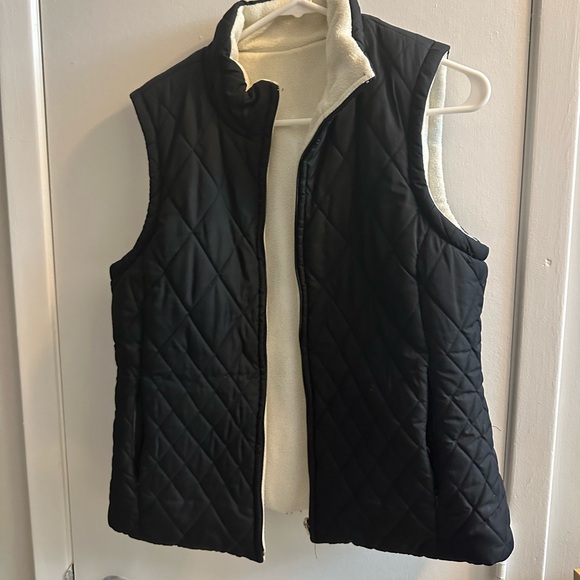 Izod reverse vest! Medium in size. Black and white - Picture 1 of 4